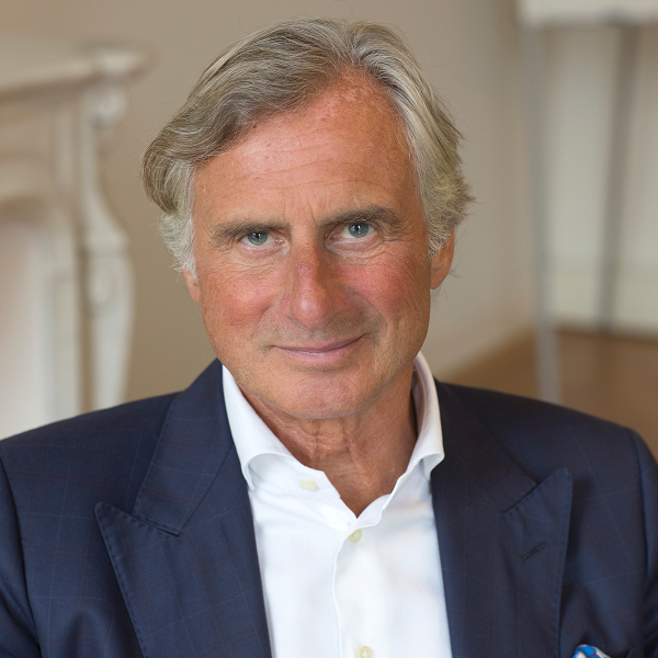 CordemeyerSlager Advocaten Vrouw met bril die een boek leest.