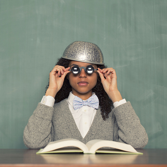 CordemeyerSlager Advocaten Vrouw met bril die een boek leest.